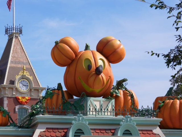  Disneyland Halloween 2026 - Walkthrough, Snacks, Merch & Haunted Mansion Holiday [4K POV]